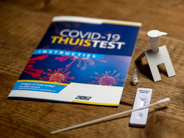 COVID-19 zelftest met instructieboekje